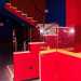 Dallingresso pi piccolo si accede al foyer e alla biglietteria in cui dominano gli accesi colori del blu e del rosso